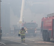 화성 리튬 전지 공장서 화재… “연락 닿지 않는 인원 많아 사상자 늘어날 수도”