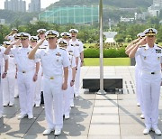 한·미 해군 장병 유엔기념공원 참배…참전용사들의 숭고한 희생정신 되새겨