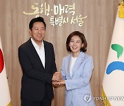 손 잡고 기념사진