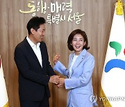 손 잡고 기념사진