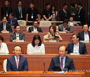 굳은 표정으로 의총 참석한 추경호 원내대표