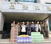 경연대회 상금으로 참전용사에게 기부품 전달한 육군 장병들