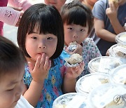 6·25전쟁 음식 시식하는 어린이들