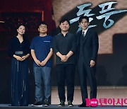 설경구-김희애-김용완 감독-박경수 작가, 돌풍 주역들[TEN포토]