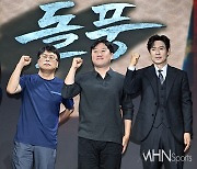 [mhn포토] 김희애-박경수 작가-김용완 감독-설경구 '돌풍 힘차게 파이팅'