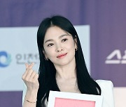 [mhn포토] 송혜교 '섬섬옥수 하트'