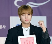 [mhn포토] 박지훈 '핸드프린팅 저장'