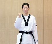 포즈 취하는 김유진