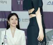 수지, 청순 여신의 반전 뒤태