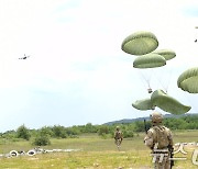 공군 C-130 수송기 '화물 투하'