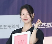 [E포토] 수지, '수지 맞은 핸드프린팅 점토'