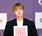 [포토] 박지훈, 청룡에 핸드프린팅 남겨요