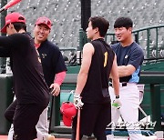 김도영-박찬호 자랑스러운 꽃범호 감독, '절친' 마냥 부러운 김주찬 코치[부산현장]