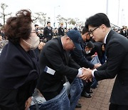 [데일리안 오늘뉴스 종합] [단독] 한동훈, 제2연평해전 승전식 참석…故한상국 상사 부인과 의리 지킨다