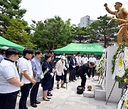 수원고, 수원중 6.25 참전기념비 헌화식 [포토뉴스]