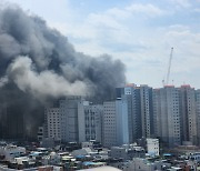 동대문 아파트 건축현장 화재…검은연기 속 40명 구조·대피