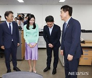 디지털금융정책관 직원들과 인사하는 김주현 금융위원장