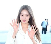 이성경, '출국길 상큼 인사' [사진]