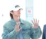 세븐틴 디에잇, '출국길 훈훈한 손인사' [사진]