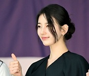 수지, '엄지척 미모' [사진]