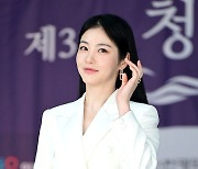 신예은, '매력 쓸어넘기며' [사진]