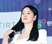 송혜교, '매력 쓸어넘기며 [사진]