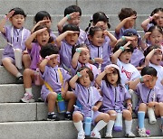 [사진] 고사리손으로···순국선열께 '경례'