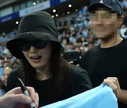 전지현, '훈남' 남편·유니폼 입은 두 아들과 독일서 축구 직관 포착