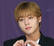 [포토S] 박지훈, '하트 받으세요'