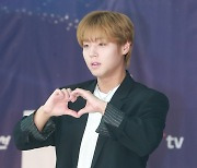 박지훈 '사랑스런 손하트'[★포토]