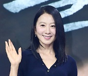 [TD포토] 김희애 '고품격 손인사'