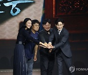 '돌풍' 파이팅 외치는 김희애·박경수·김용완·설경구