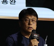 인사말하는 박경수 작가