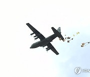 화물 투하하는 공군 C-130 수송기