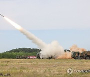 고폭유도탄 발사하는 K239 다연장로켓 '천무'