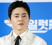 '파일럿' 조정석 "파격 여장, 준비과정 치열했다…거의 3단 변신"