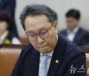 생각에 잠긴 박민수 차관