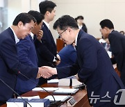 여당 위원들과 인사하는 안호영 환노위원장