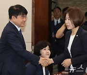 김미애 의원과 인사나누는 임현택 의협 회장