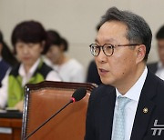 답변하는 박민수 차관