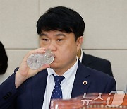 물 마시는 임현택 회장