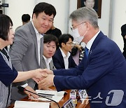 민형배 단장과 악수하는 이화영 전 부지사 부인 백정화 씨