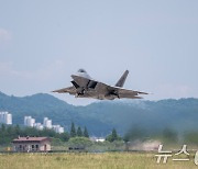 '세계 최강' F-22 랩터, 오산기지서 이륙