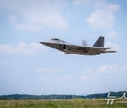 오산기지서 이륙하는 美 F-22 전투기