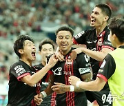 '린가드 K리그 데뷔골' 서울, 강원 2-0 완파…홈 2연승, 6위 도약(종합)