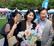 ‘사정 녹록지 않은 이재명?’… 지지자들 “김혜경 책 사서 돕자”