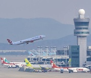 인천공항 제2터미널에 '북한 오물 풍선'…이착륙 한때 중단