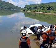 서천 저수지에 빠진 승용차…60대 숨진 채 발견