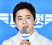 ‘파일럿’ 감독 “조정석 애드리브에 힘 풀려 무릎 꿇고 울기도”