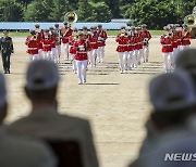 공연 바라보는 참전용사들